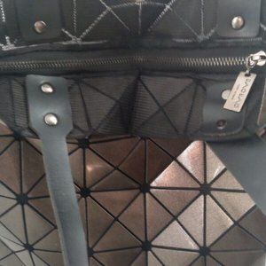 ISSEY MIYAKE SHOULDER BAG GEOMETRIC GOLD-BLACK